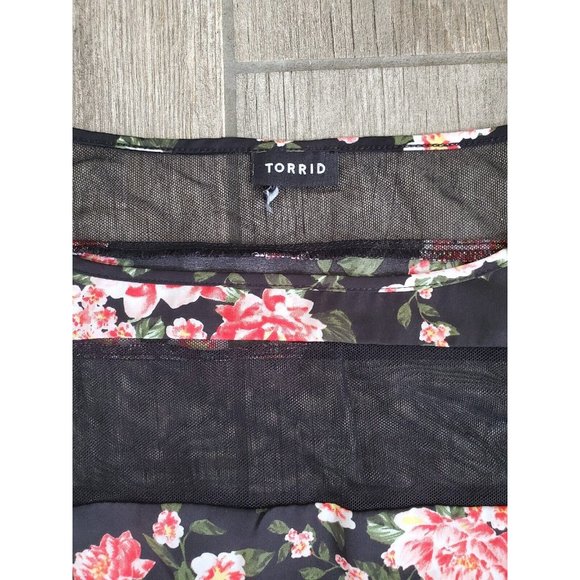 Torrid Black Floral Mesh Panel Short Sleeve Shirt Blouse Plus Size measures 1/2 - Picture 2 of 4